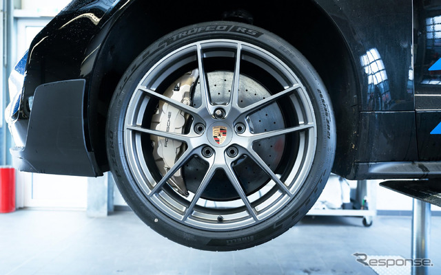 ポルシェ『タイカン ターボ GT』がピレリ「Pゼロ トロフェオ RS」を装着し世界のサーキットで新記録樹立