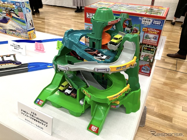 トミカ 2つのコースをいったりきたり! ツインコースやまみちドライブ(タカラトミー、8800円)
