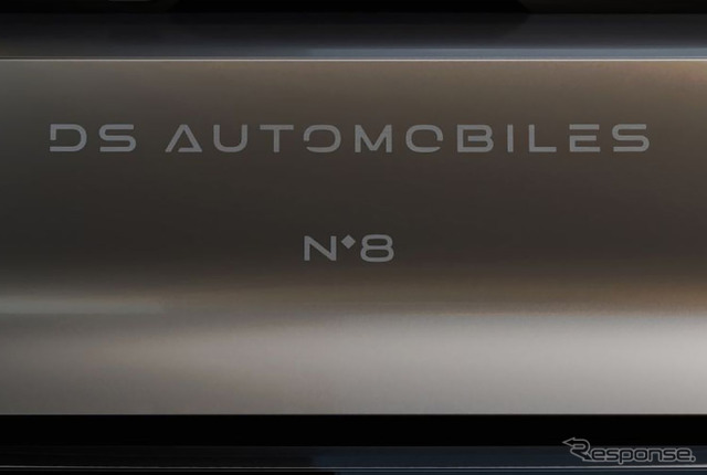 新たなロゴと車名が描かれた「DS N°8」のリアゲート