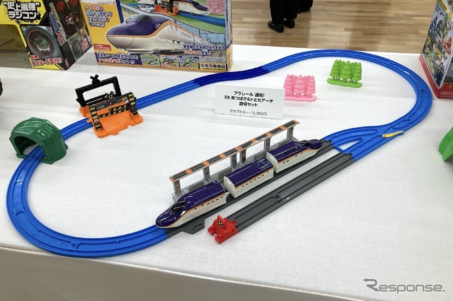 連結! E8系つばさ&トミカアーチ踏み切りセット(タカラトミー)