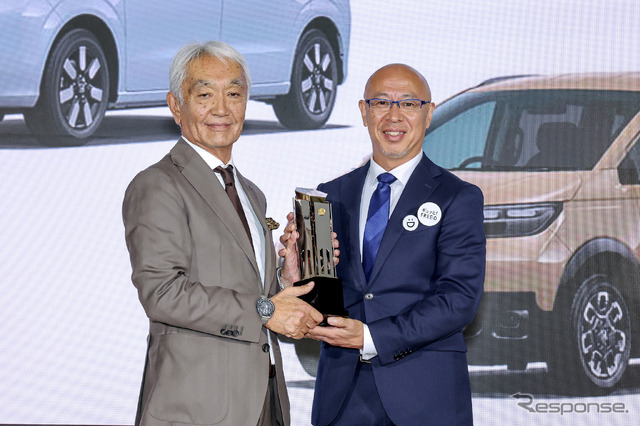 ホンダ フリードの開発責任者・安積悟さん(右)と加藤哲也実行委員長(左)