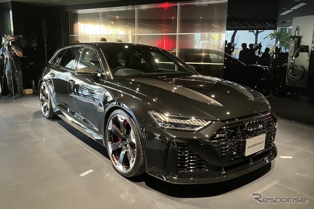 アウディ RS6アバントGT。車両左後方が透明有機ELパネル