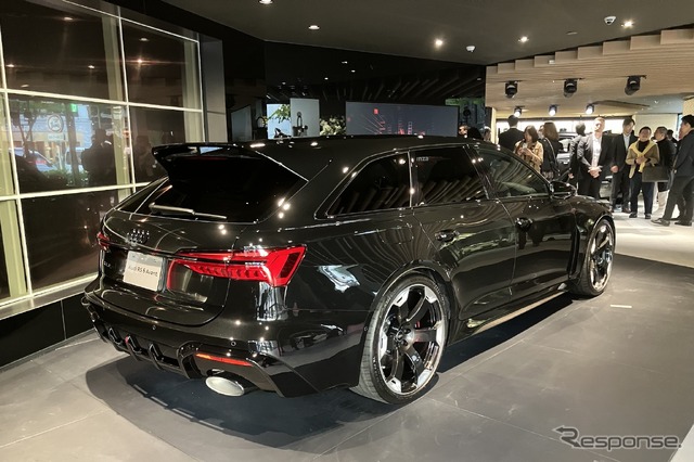 アウディ RS6アバントGT。車両左後方が透明有機ELパネル