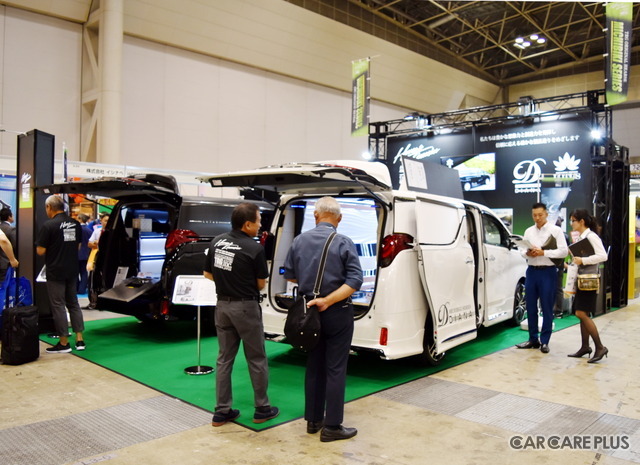 「エンディング産業展2017」の様子。TRGの「ノンストレッチ型」霊柩車には高い注目が集まった