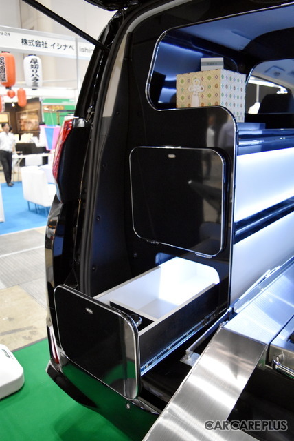 「ロータスII」には、スライド式の収納もあり、什器やドライアイスなどを積み込める