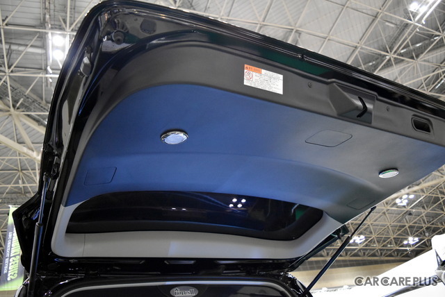 「ロータスII」のリヤゲートにはダウンライトを設置、作業灯として重宝する