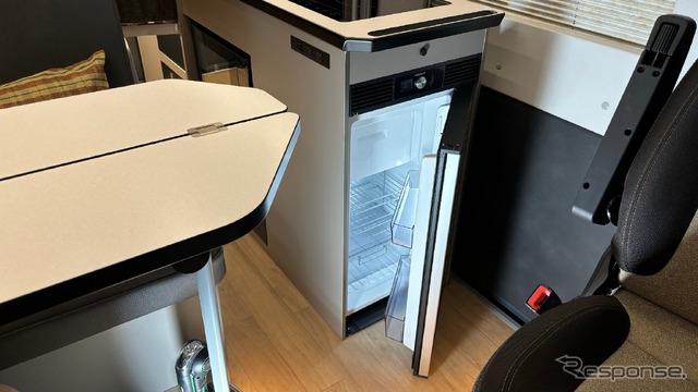 エントランスすぐの冷蔵庫は両開き