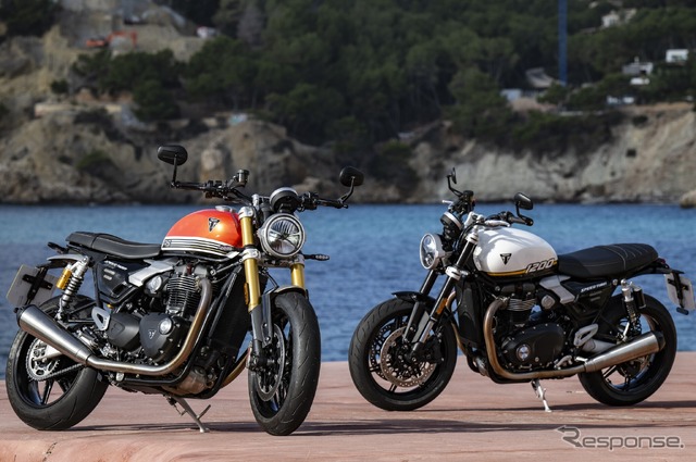 トライアンフ スピードツイン1200 RS(左)とスピードツイン1200(右)