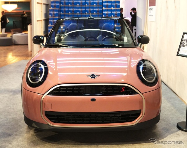 PANTONE(パントン)社が発表した2025年のテーマカラー「モカムース」で塗装された新型MINI『クーパーコンバーチブル』