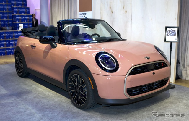PANTONE(パントン)社が発表した2025年のテーマカラー「モカムース」で塗装された新型MINI『クーパーコンバーチブル』