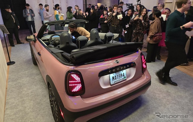 PANTONE(パントン)社が発表した2025年のテーマカラー「モカムース」で塗装された新型MINI『クーパーコンバーチブル』