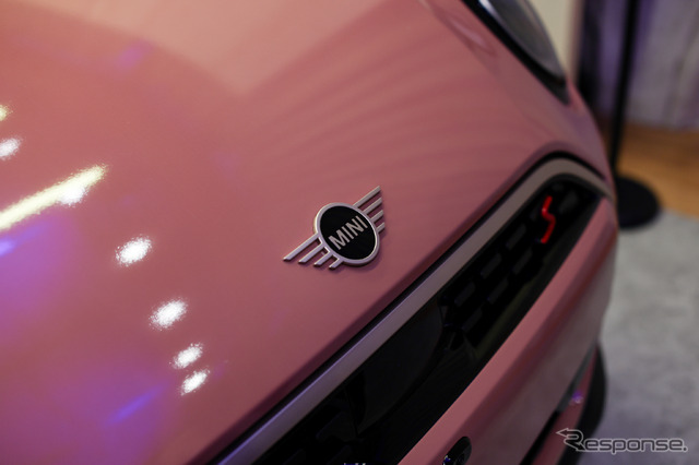 PANTONE(パントン)社が発表した2025年のテーマカラー「モカムース」で塗装された新型MINI『クーパーコンバーチブル』