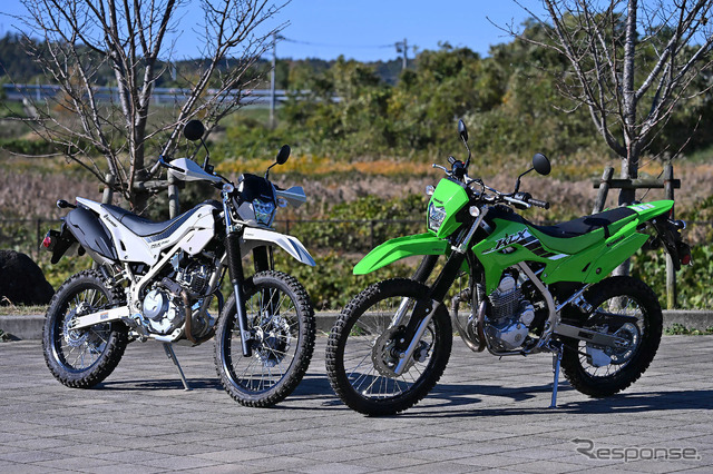 カワサキ KLX230シェルパ(左)とベース車のカワサキ KLX230(右)