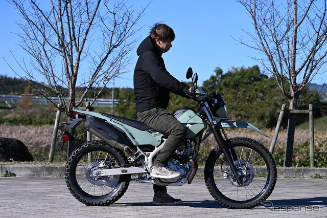 カワサキ KLX230シェルパは足つき性もバッチリ