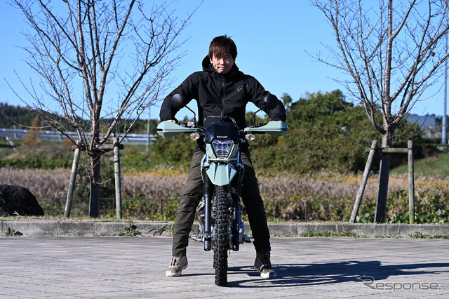 カワサキ KLX230シェルパは足つき性もバッチリ