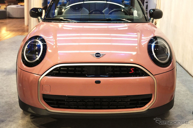 PANTONE(パントン)社が発表した2025年のテーマカラー「モカムース」で塗装された新型MINI『クーパーコンバーチブル』