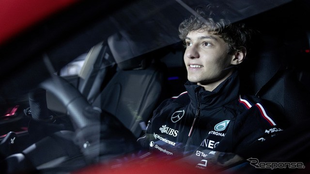 メルセデスベンツCLA次期型のプロトタイプをF1新人ドライバーのキミ・アントネリ選手がテスト