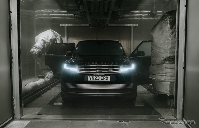 JLRが自動ロボット「ルディ」を導入しマイナス40度でドア開閉の耐久性テスト