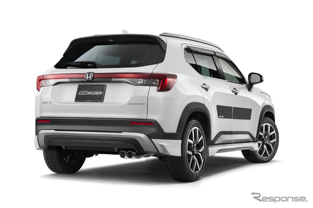 無限が開発中のホンダ『WR-V』用パーツ、エアロ:プラチナホワイト・パール/ホイール:マットガンメタリックミラーフェイス