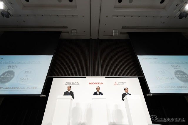 向かって左から日産自動車の内田社長、ホンダの三部社長、三菱自動車の加藤社長(12月23日)