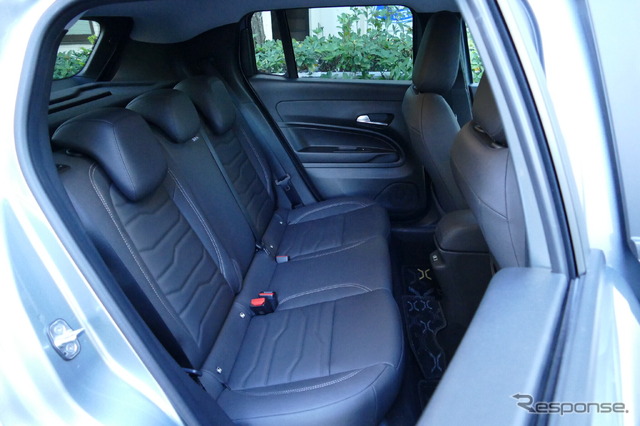 ジープ アベンジャー アティテュード(JEEP Avenger Altitude)