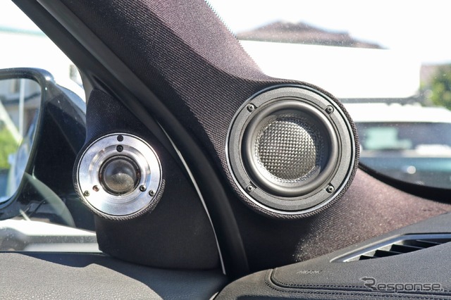 フロントスピーカーにはモレルのユニット群を3ウェイでシステム。ドアミラー裏/Aピラーに設置も計算され尽くした位置&角度。