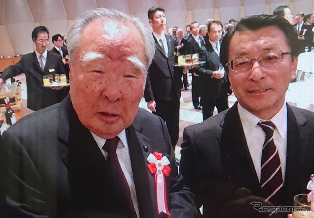 鈴木修氏（左）と筆者