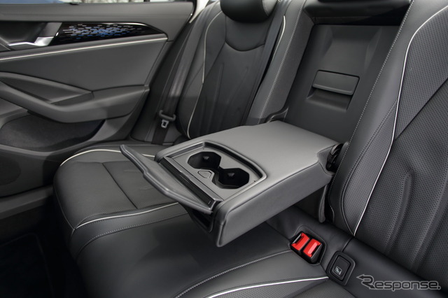 VW パサート 新型(eハイブリッド エレガンス)