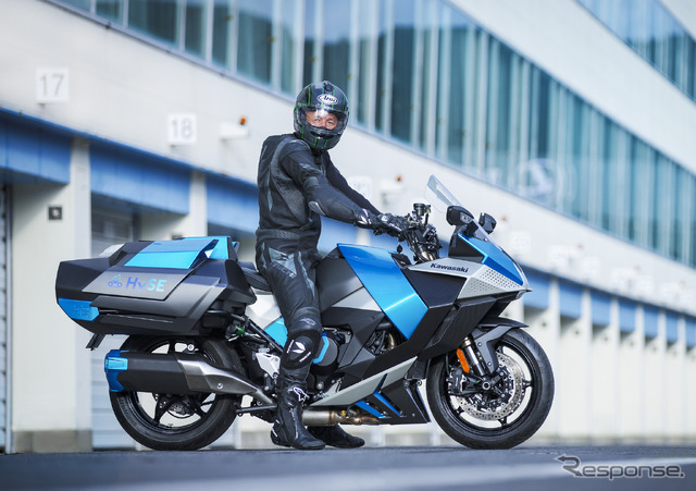 カワサキ水素エンジンモーターサイクル試験機(画像はオートポリスでの試験走行)