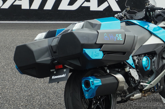 鈴鹿8耐でサプライズ走行をおこなったカワサキの「水素エンジンバイク」