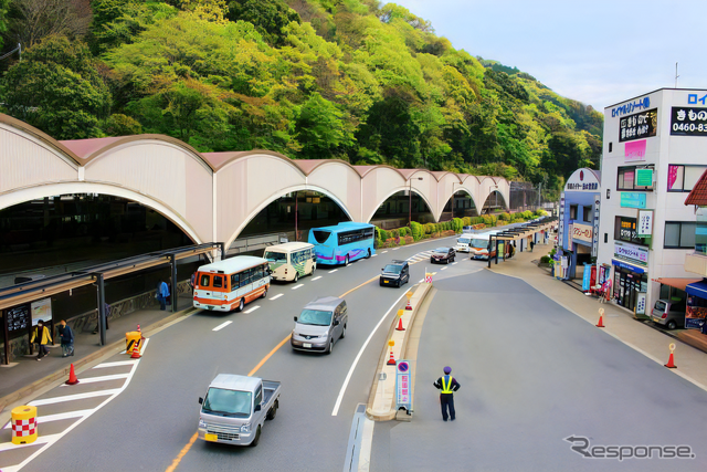 国道1号(箱根湯本駅前)