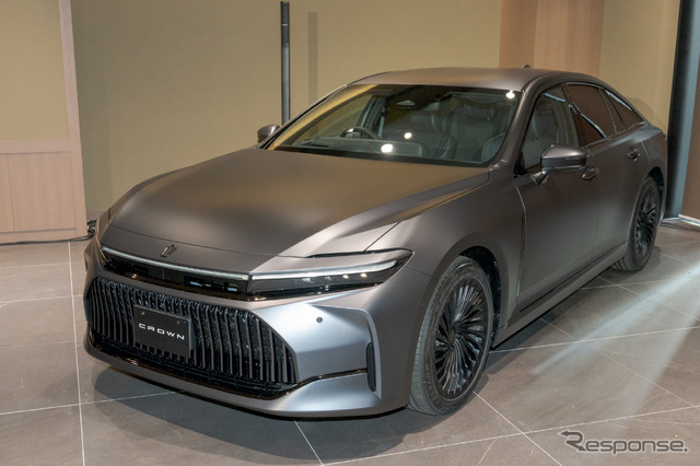 特別仕様車『CROWN “THE LIMITED-MATTE METAL”』のセダン