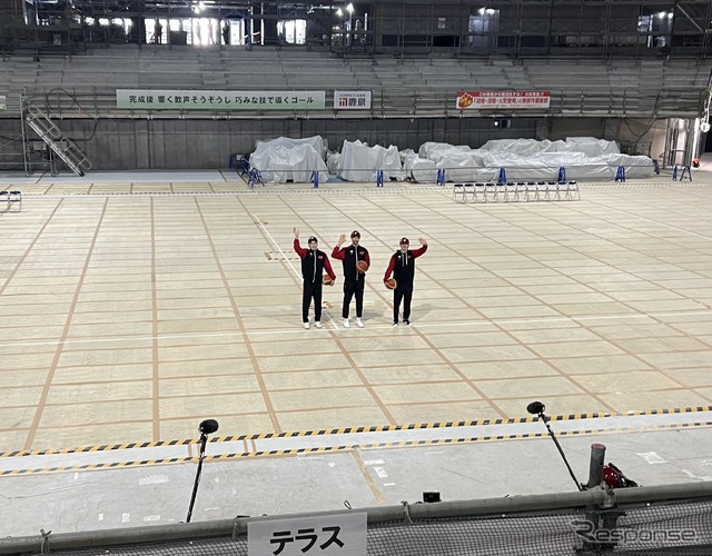 テラスからの眺め。選手の足元に引いてある白い線がコートを示している