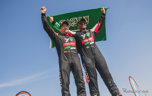 四輪総合優勝のアルラジ(右)と、そのコ・ドライバーを務めたゴットシャルク。