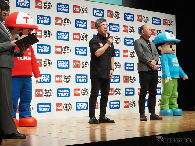 グローバルトミカ事業室トミカ事業部ブランドマーケティング課の吉原有也課長(中央)