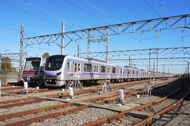 東京メトロ18000系（同型車、手前）