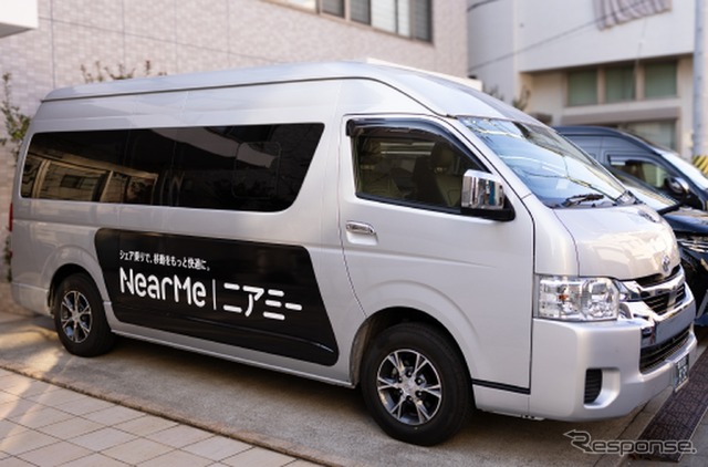 共同開発の「シェア乗り車両」はトヨタ『ハイエースワゴン』をベースに8名分の後部座席エリアを4名分のシートに改造