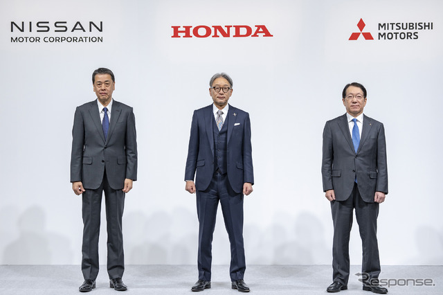 12月23日の合同会見での日産自動車の内田誠社長(左)、ホンダの三部敏宏社長(中)、三菱自動車の加藤隆雄社長(右)