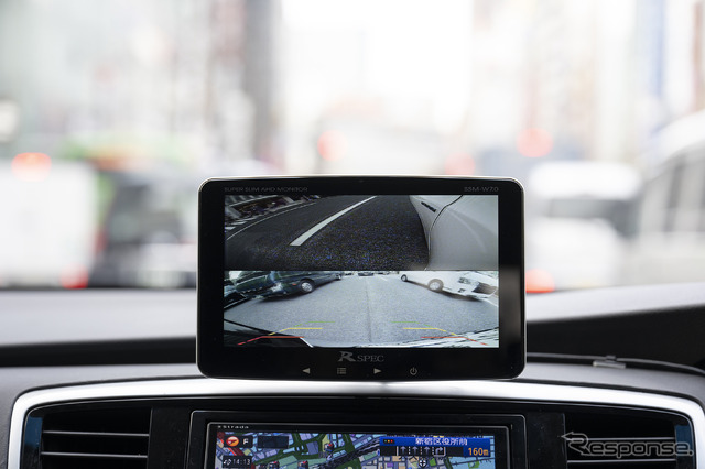 別売の車種別サイドカメラ映像(上)とリア映像(下)