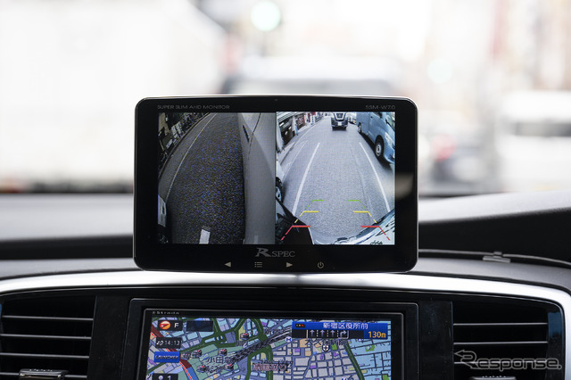 別売の車種別サイドカメラ映像(左)とリア映像(右)