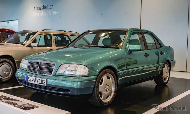 メルセデスベンツ博物館に展示中の1996年製の初代『Cクラス』の「C280スポーツ」