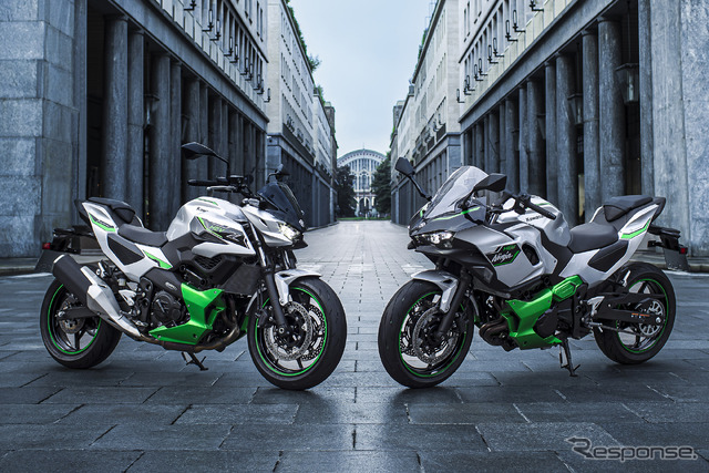 カワサキ Z7 Hybrid(左)とNinja 7 Hybrid(右)