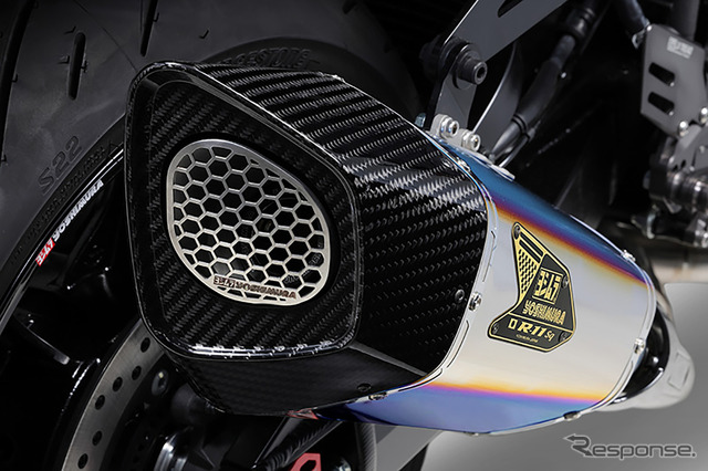 機械曲 R-11Sq R チタンサイクロン 2本出し 政府認証:カーボンファイバーと網目状の排気口が特徴的なリアスタイル