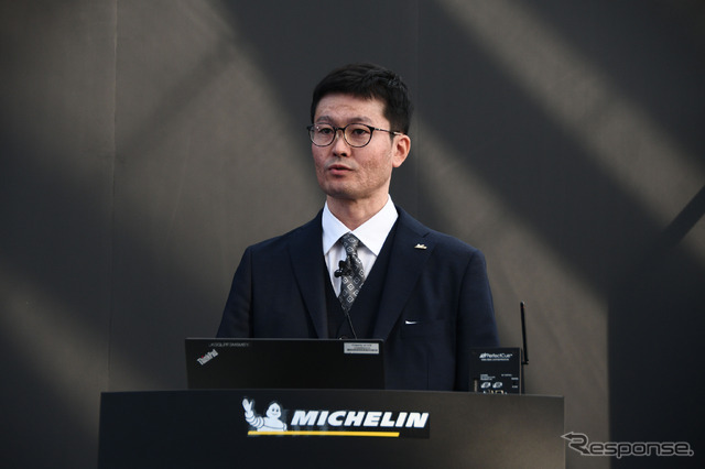 2024年12月に開催された発表会でプレゼンテーションを行った日本ミシュランタイヤのブランド戦略マネージャー 神取孝司氏