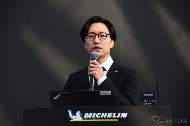 2024年12月に開催された発表会でプレゼンテーションを行った日本ミシュランタイヤのシニアインダストリアルデザイナー 清井友広氏