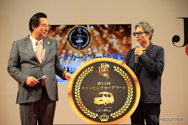 日本RV協会の荒木賢治会長(向かって左)と田村淳(ジャパンキャンピングカーショー2025)