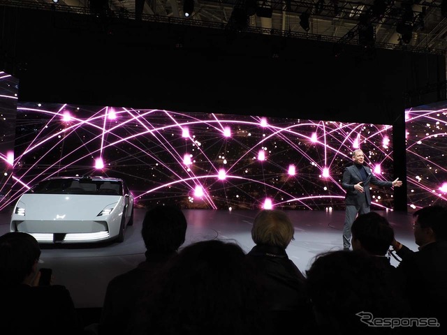 充電インフラについて説明するAmerican Honda MotorのJay Joseph氏