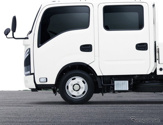 日産『アトラス』の「普通免許対応モデル」のダブルキャブ