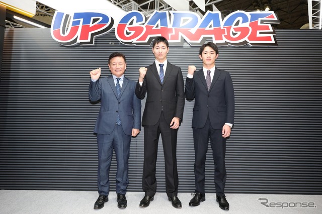 左から石田誠監督、小林崇志選手、野村勇斗選手