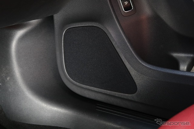 ミッドバス(RJ175)はドアの純正位置にインストールされる。内張りをくり抜くなどして音抜けの良さを追求した。